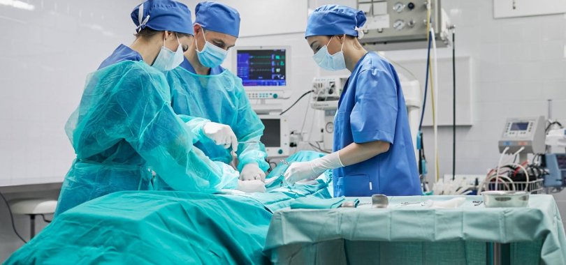 Kolikšna je pri pravnem pojmu "odškodnina zaradi poškodbe" vredna ena operacija kot posledica prometne nesreče?